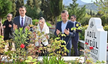 CHP Genel Başkanı Özel, Başkan Zeyrek İle Manisa’da Kabir Ziyaretleri Yaptı